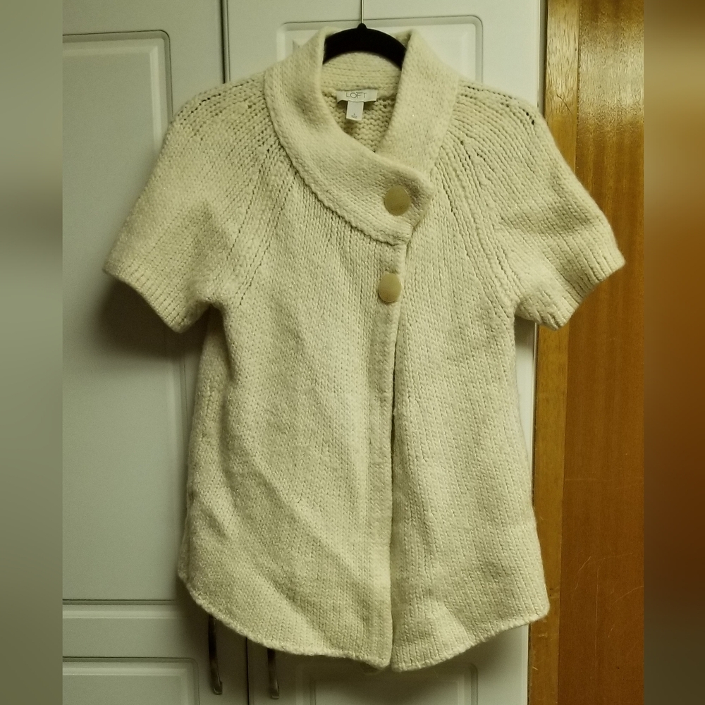 🍁🌺LOFT by Ann Taylor knit short sleeved poncho with front double buttons